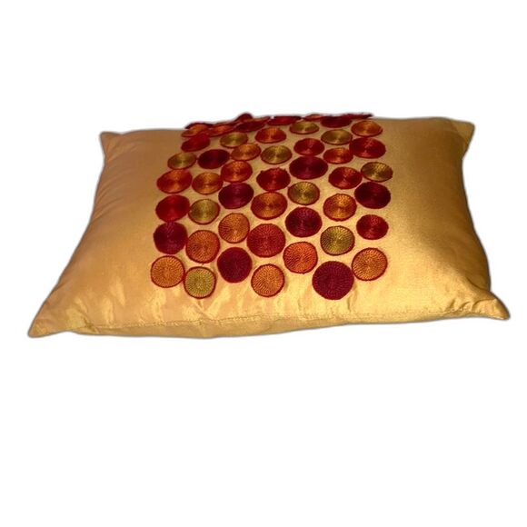 PIER 1 Concentric Circles Applique Decorative Accent Pillow 18 x 12 x 4 inches - Picture 4 of 12